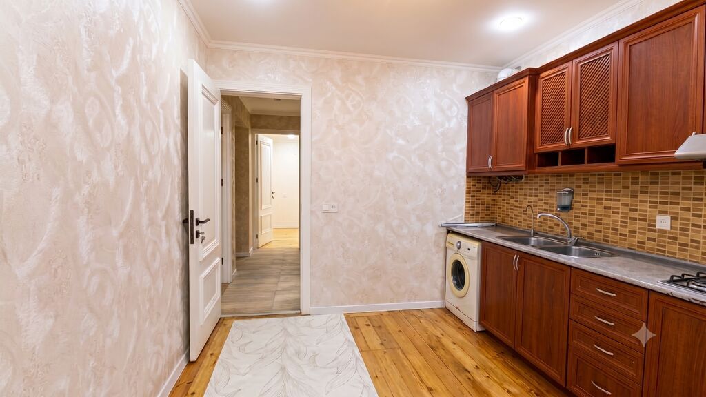 5 otaqlı, 138 kv. m, Yeni təmirli