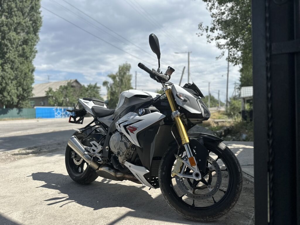 BMW S1000R — мощный дорожный нейкед с характером спортбайка. Основные: фото 3