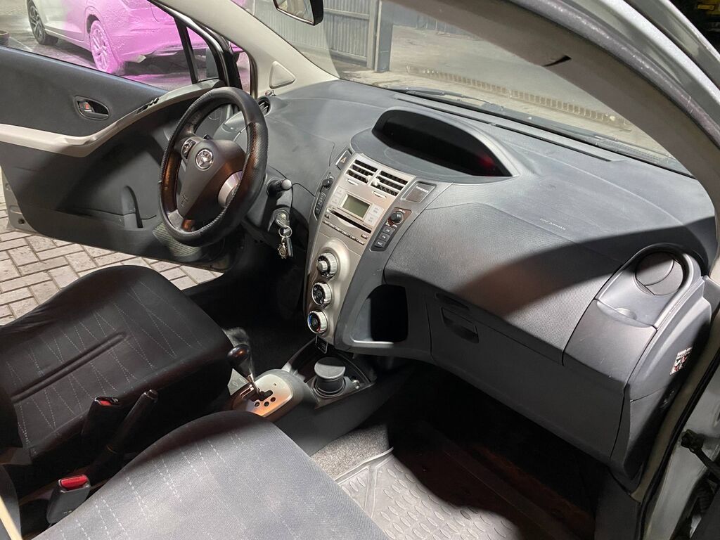 Toyota Yaris: 2006 г., 1.3 л, Робот, Бензин, Хэтчбэк: фото 6