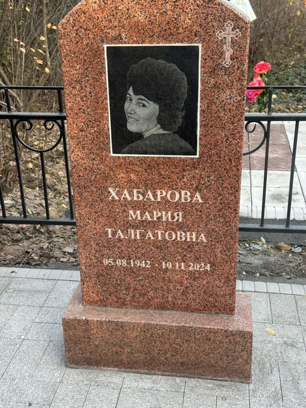 Гранитные памятники и комплексы из красного гранита - Материал: фото 4