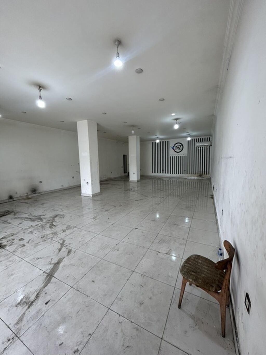 Kiralık/icarəyə verilir – vitraj önlü geniş kommersiya sahəsi - Yol
