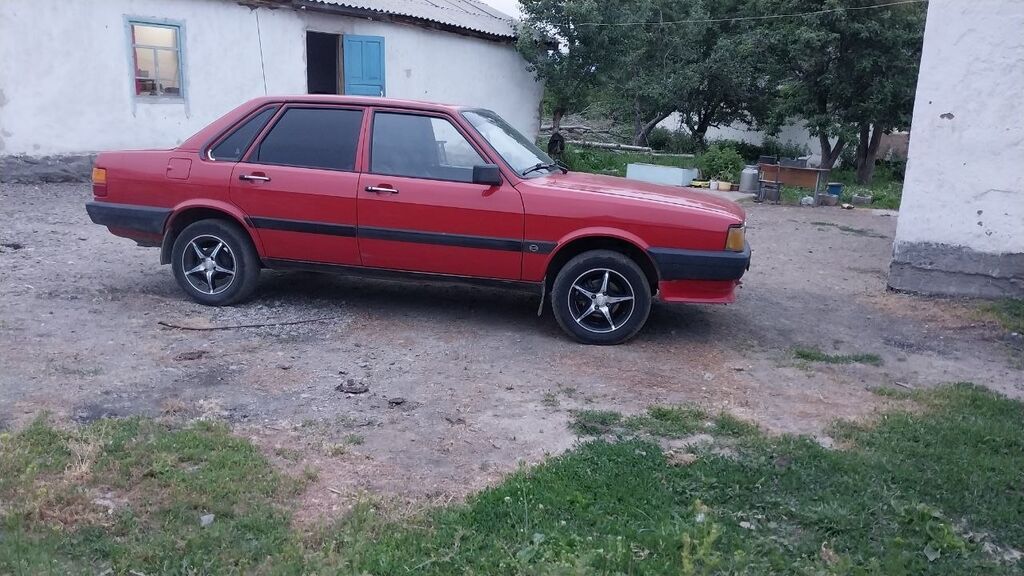 Audi 80: 1984 г., 1.8 л, Механика, Бензин, Седан: фото 3