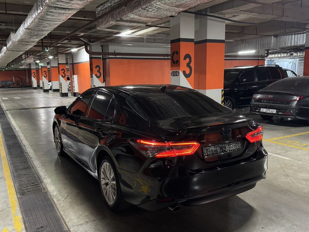 Toyota Camry: 2020 г., 2.5 л, Автомат, Гибрид, Седан: фото 6