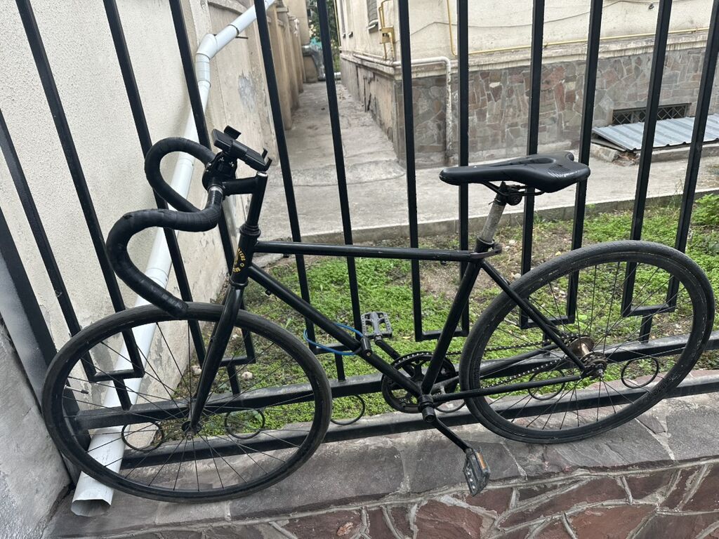 Велосипед fixed gear / single speed в минималистичном городском стиле: фото 1