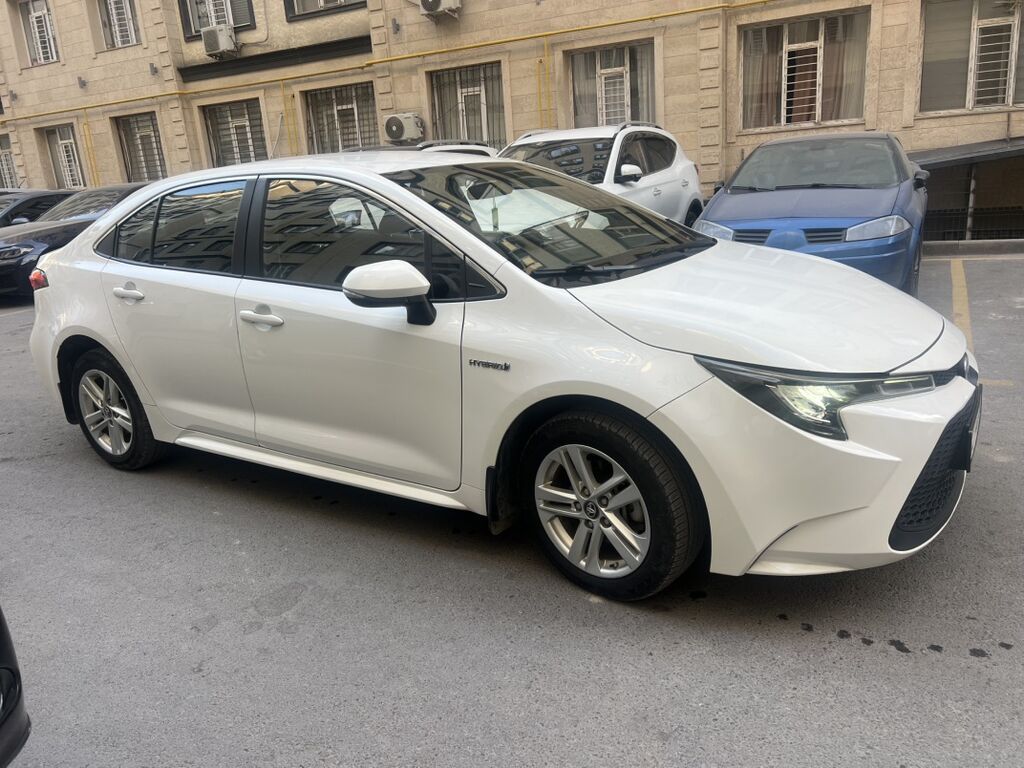 Toyota Corolla: 2022 г., 1.8 л, Вариатор, Гибрид, Седан: фото 2