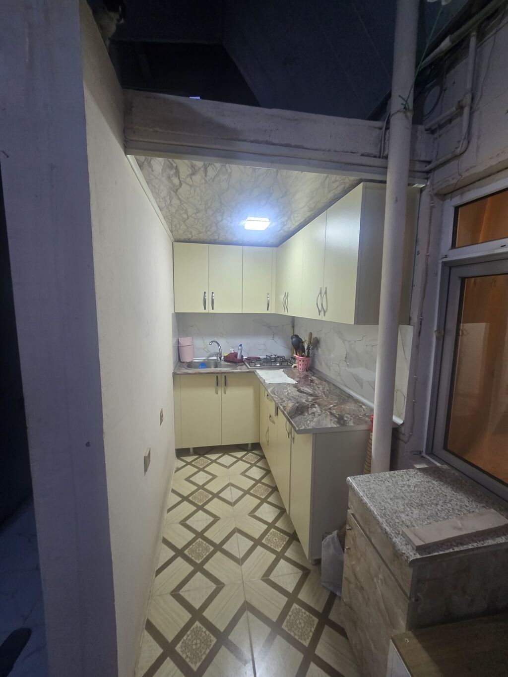 Mehdiabad Qəsəbəsində yerləşir. TamsStore'la üzbəüz məhəllədə. Şəxsi