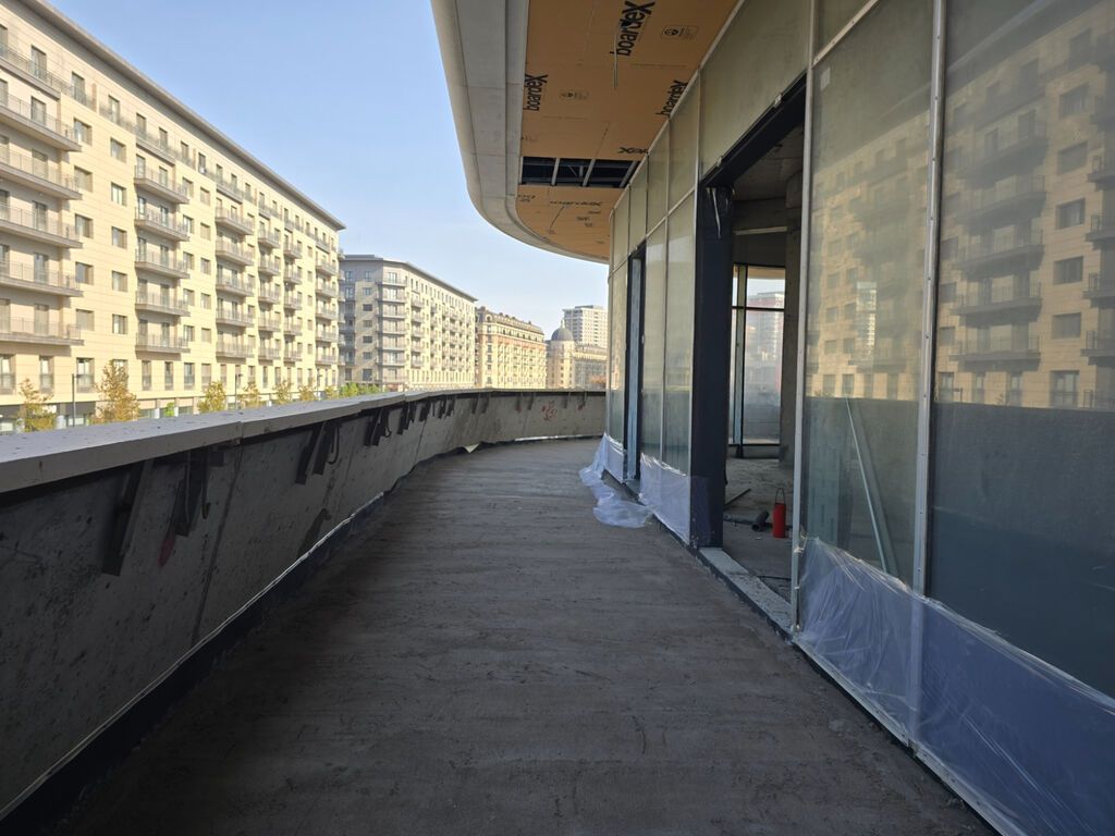 Ağ şəhərin mərkəzində premium kompleksin birinci xəttində, əsas yola