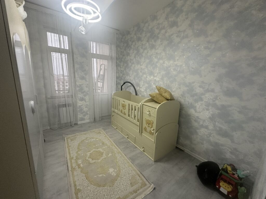 Ev şəkildə görünən bütün əşyaları ilə birlikdə satılır. Hər şey
