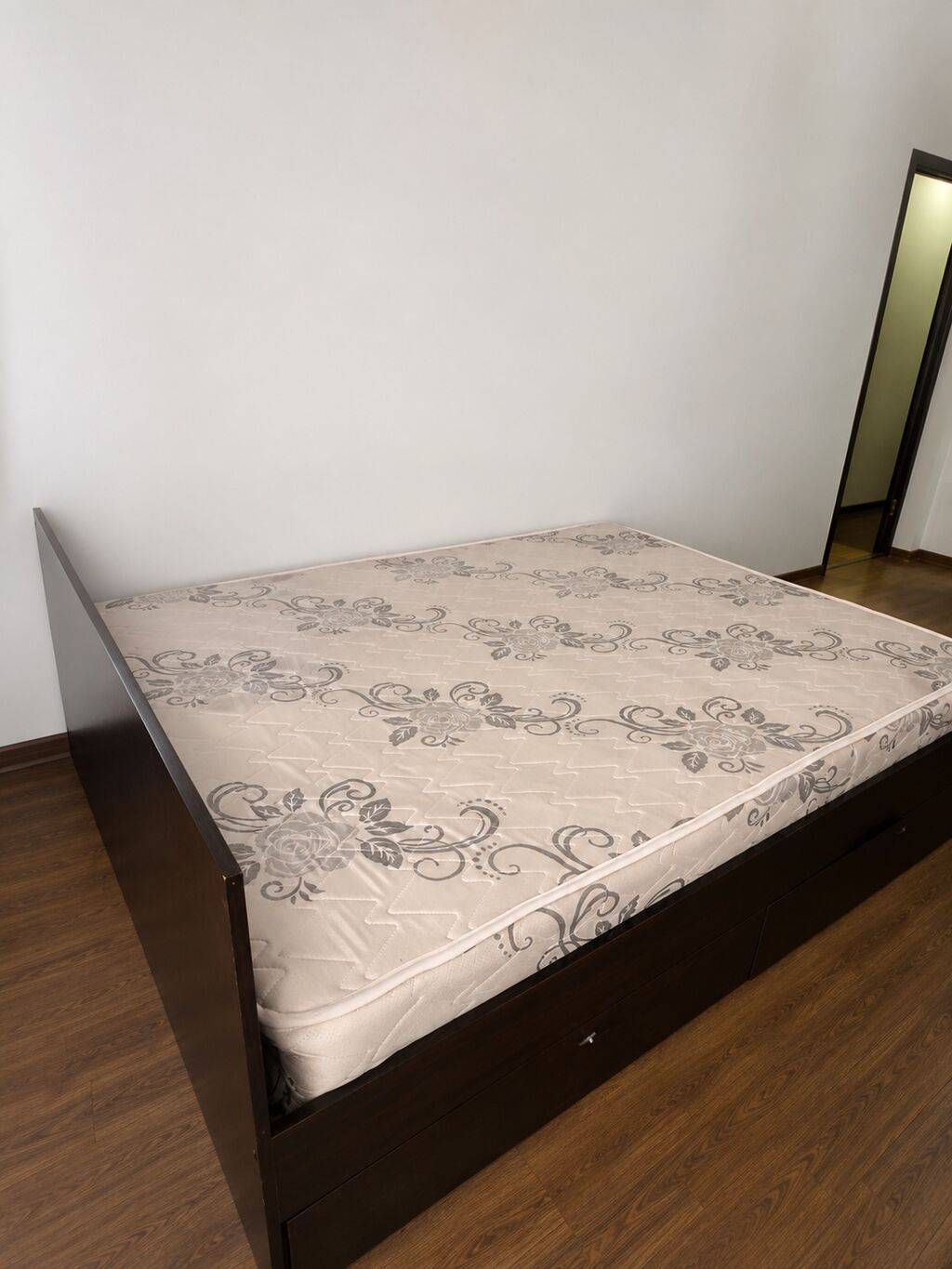 Продаётся двуспальная кровать Big Size с матрасом и двумя: фото 2