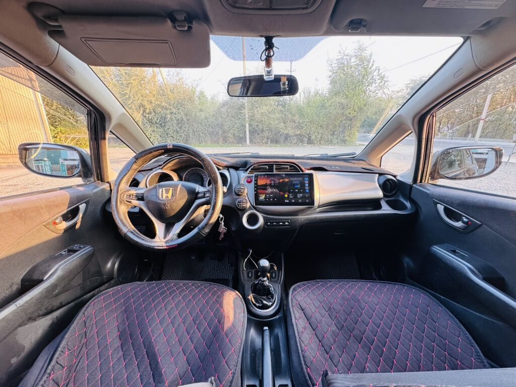 Honda Jazz: 2009 г., 1.4 л, Механика, Бензин, Хэтчбэк: фото 3