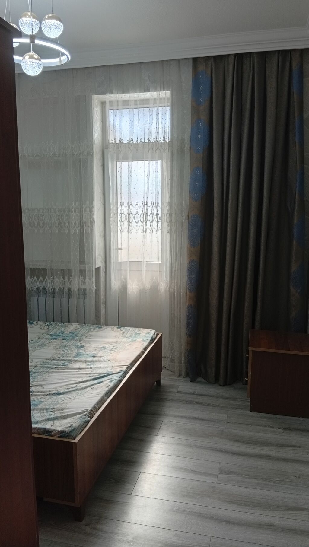 Kirayə üçün studiya tipli, tam mebellı mənzil - İşıqlı zal: pəncərəli