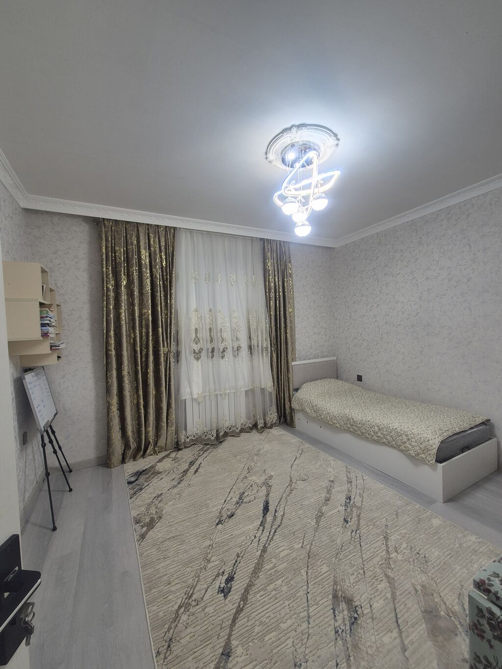 Yeni ramanada əsas yola 5 dəyqəlik məsafədə yerləşir.Şəxsi