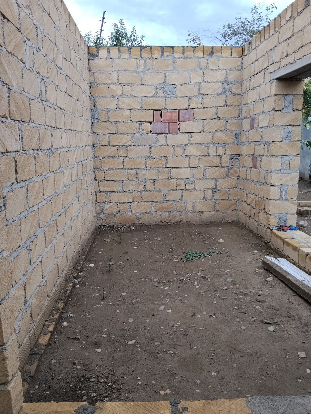 Ev 4 sotda yerləşir, kolidor tipli,1 zal3 yataq otağı, mətbəx, hamam