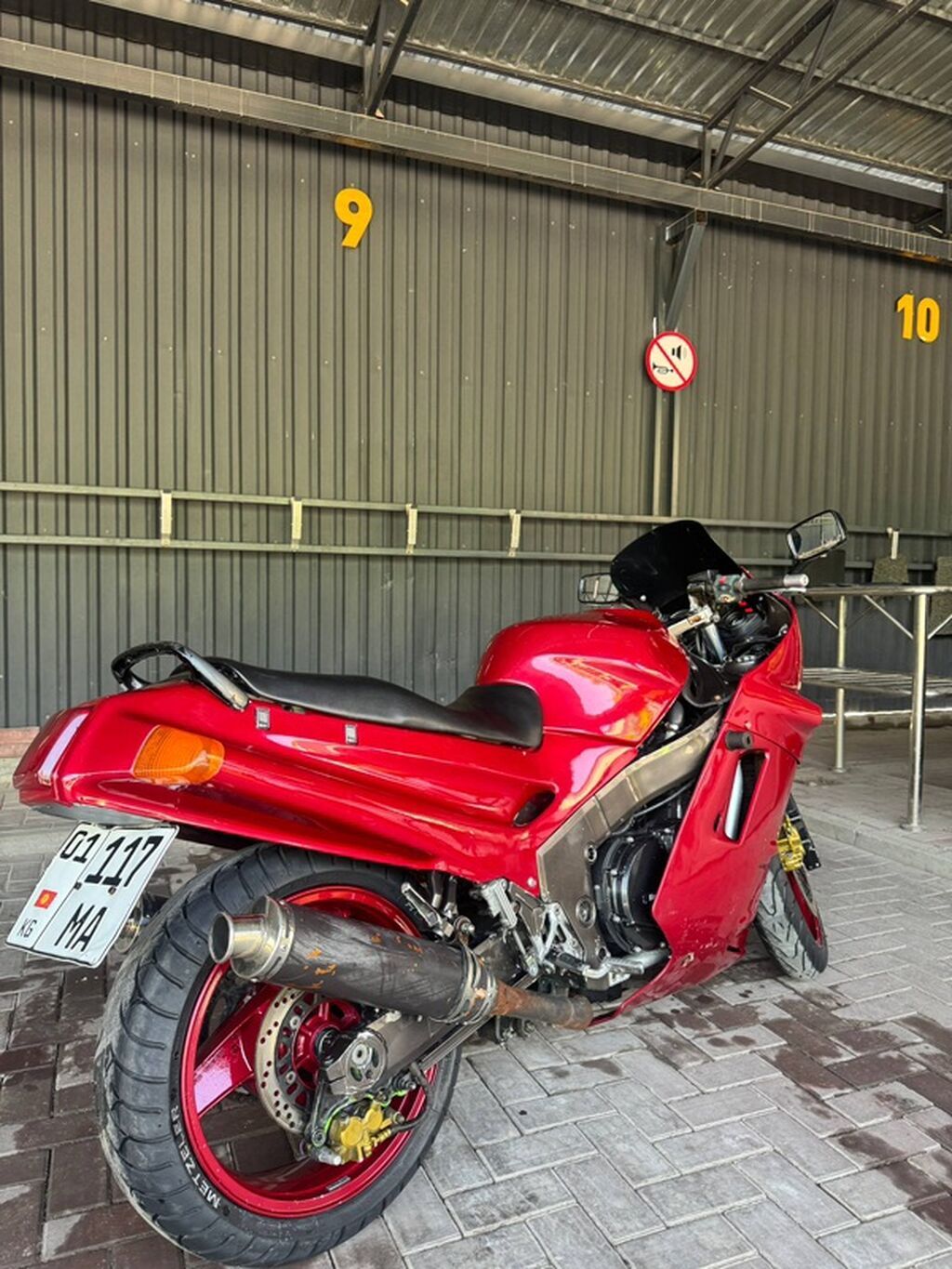 Спортивный мотоцикл Kawasaki zzr1100 в красном цвете. Основные: фото 6
