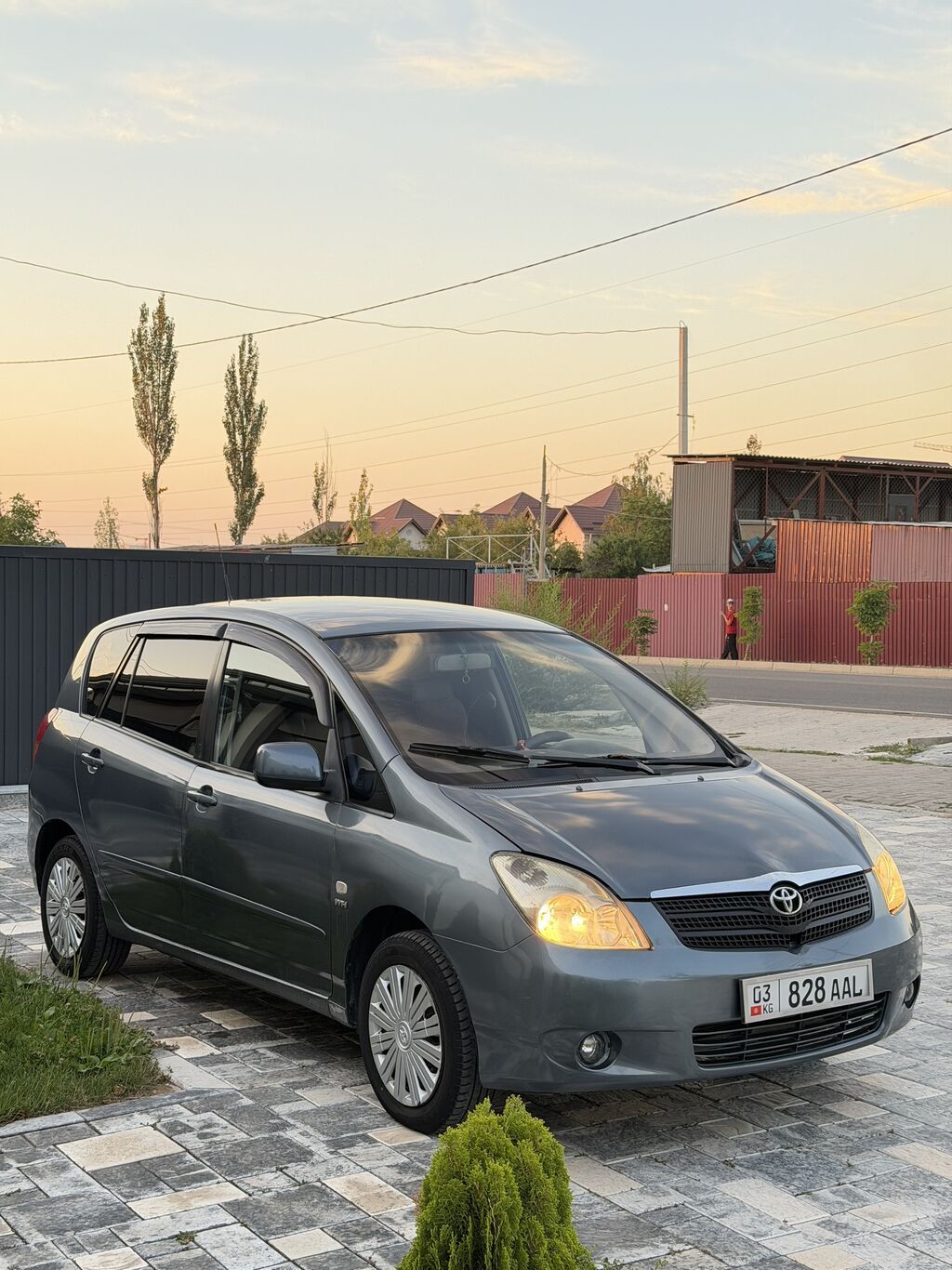 Toyota Corolla Verso: 2004 г., 1.6 л, Механика, Бензин, Седан: фото 4