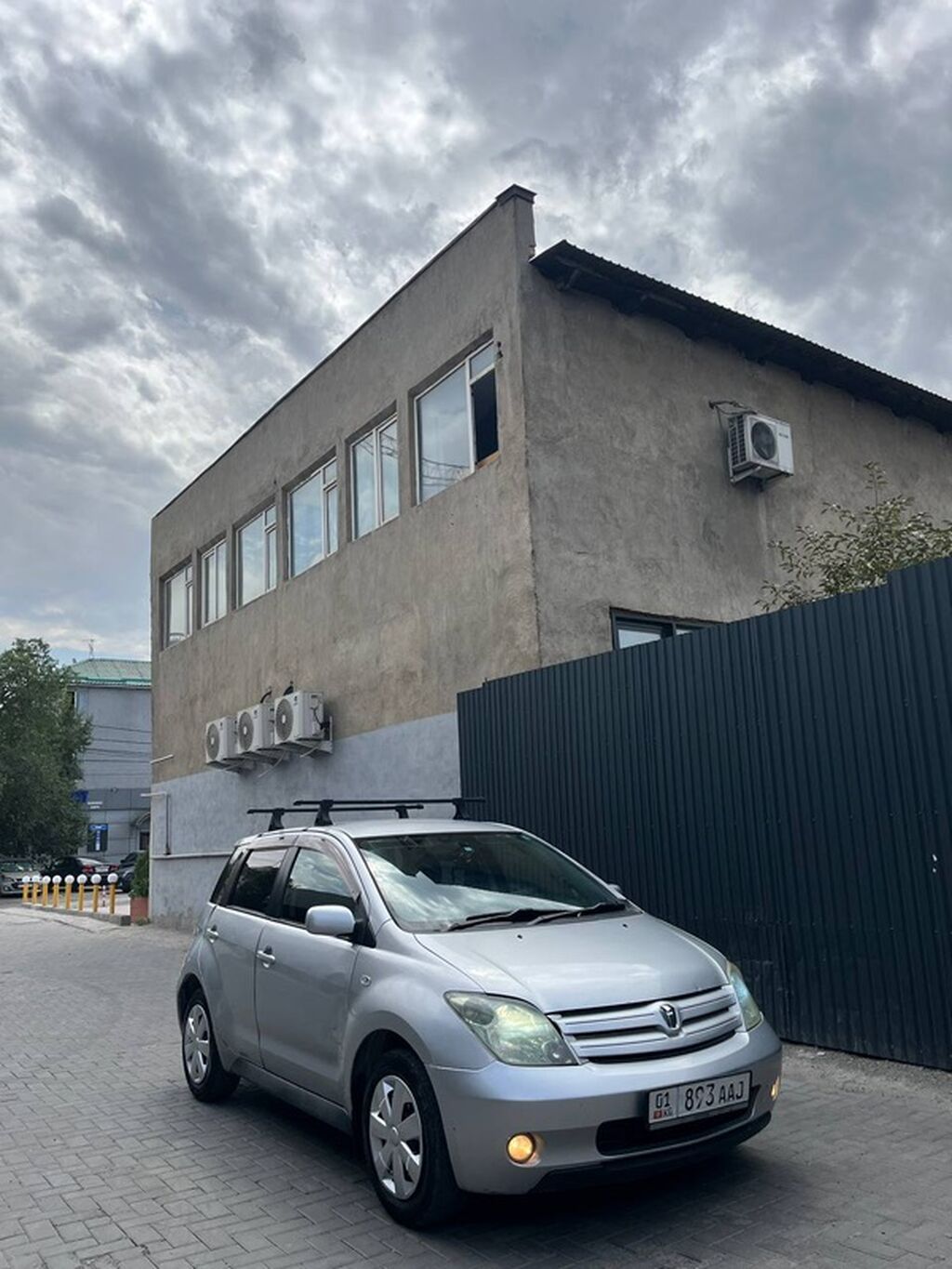 Toyota Ist: 2002 г., 1.5 л, Хэтчбэк: фото 2