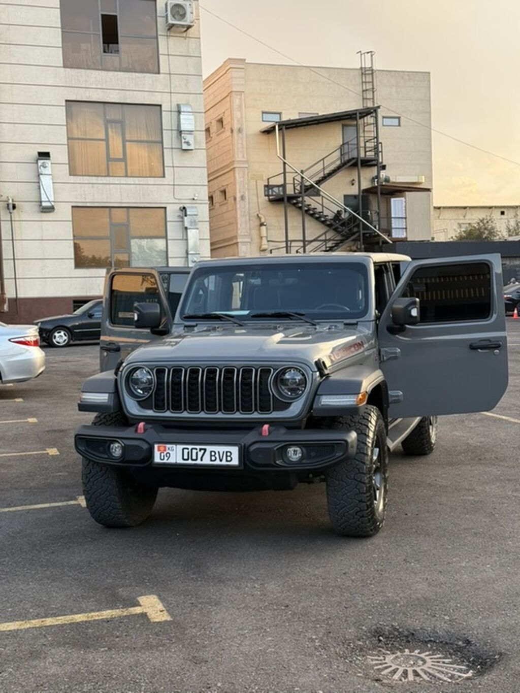 Jeep Wrangler: 2022 г., 2 л, Автомат, Бензин, Внедорожник: фото 1