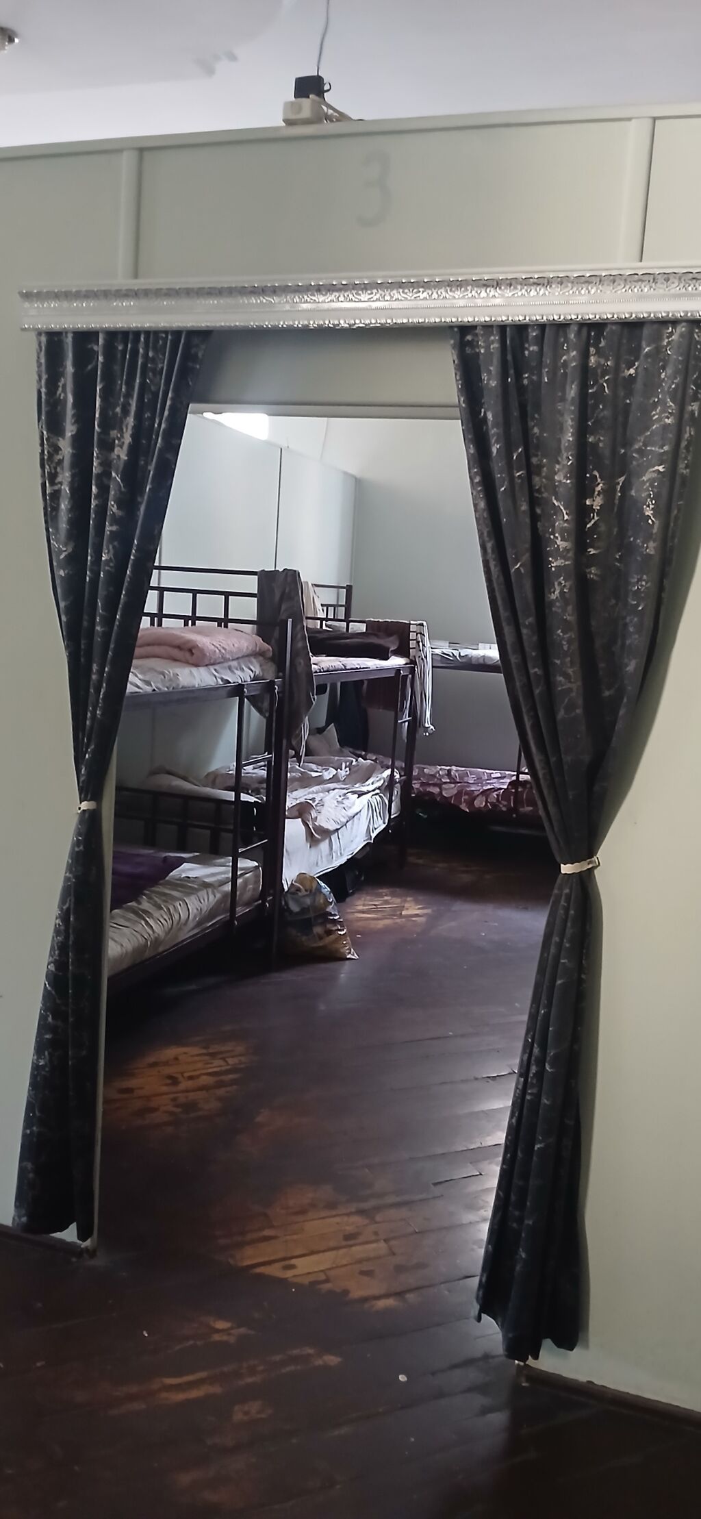 Köməkçi yataqxana/hostel tipli obyekt – uzun dəhliz boyunca pərdələrlə