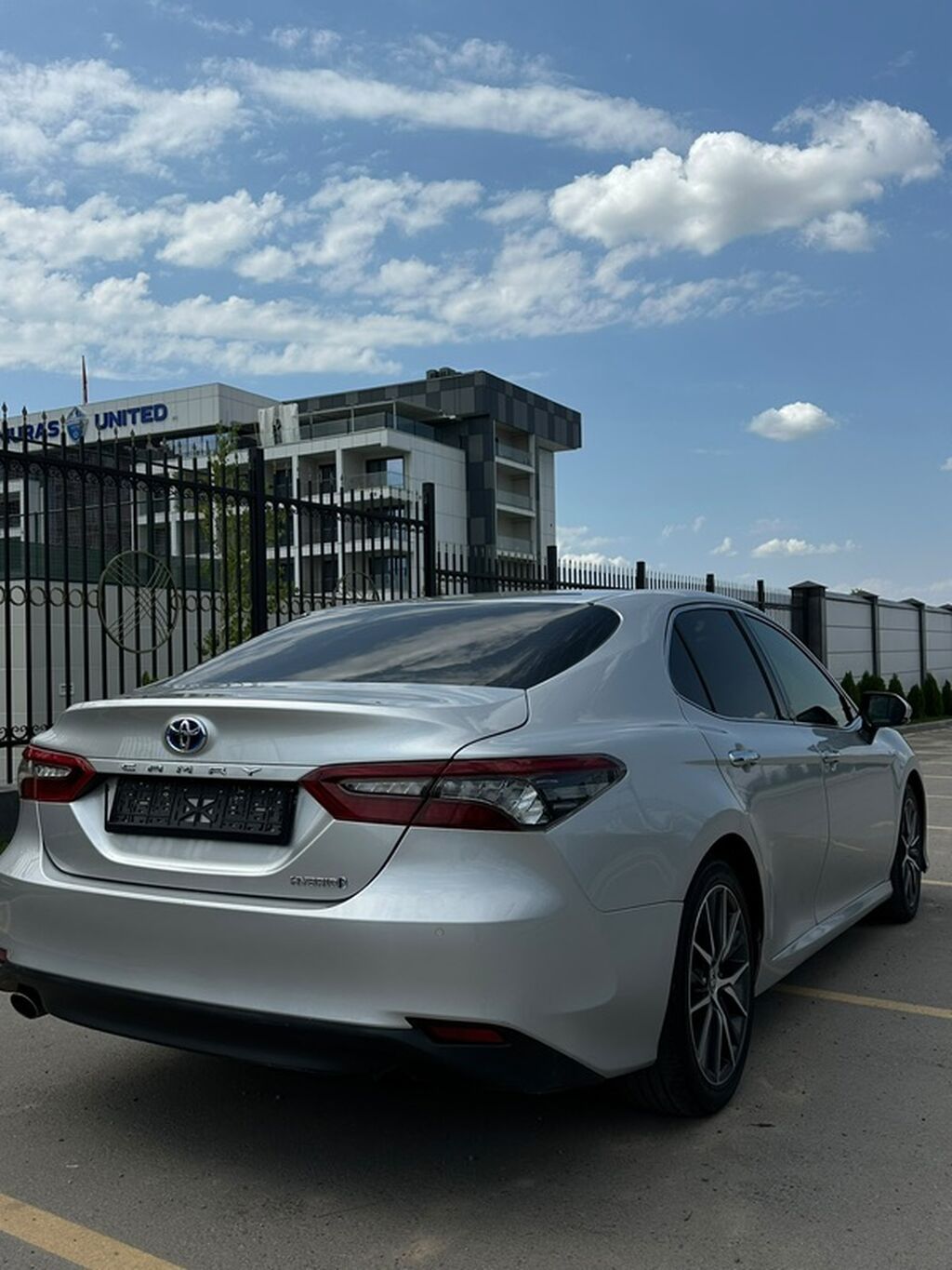 Toyota Camry: 2021 г., 2.5 л, Автомат, Гибрид, Седан: фото 2