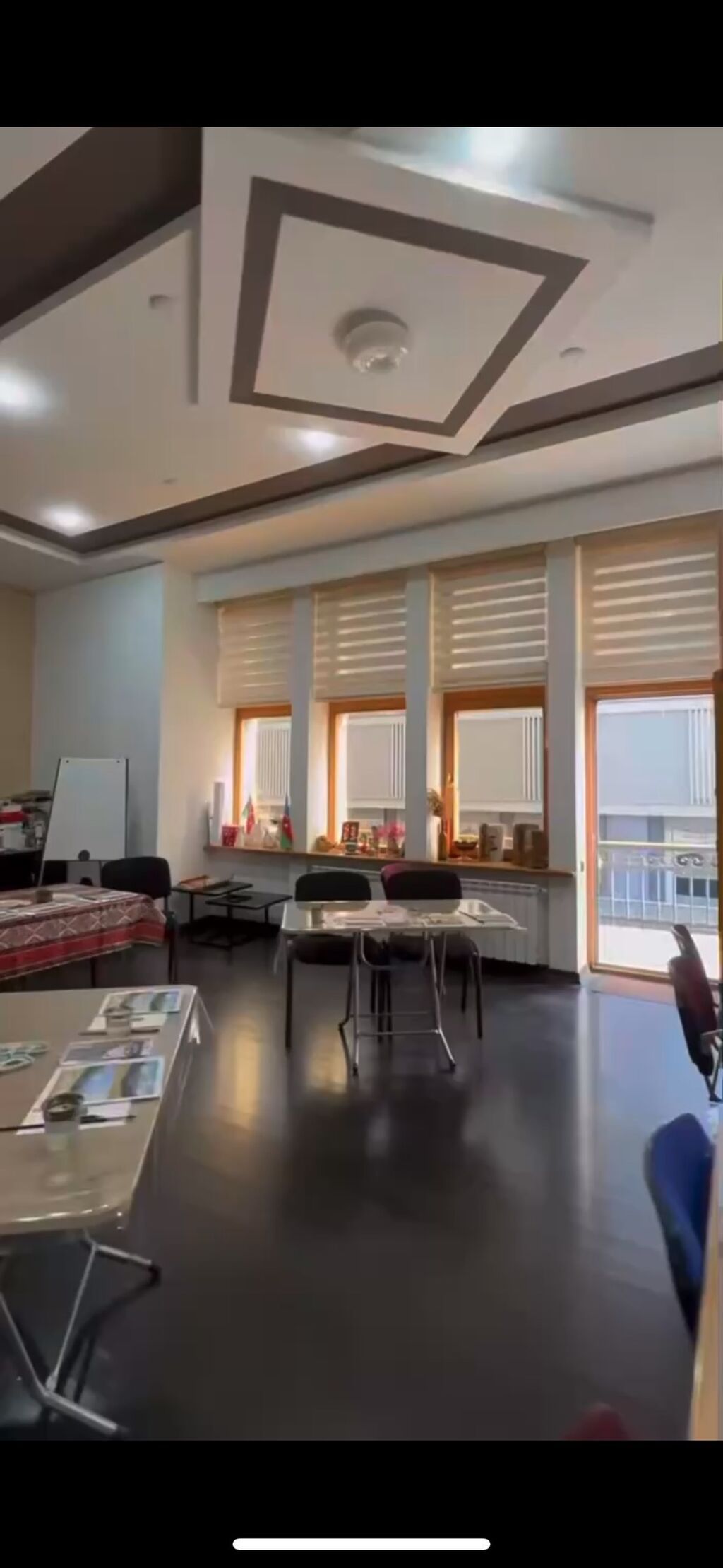 İcarəyə verilir – işıqlı tədris/konfrans otağı Xüsusiyyətlər: - Geniş
