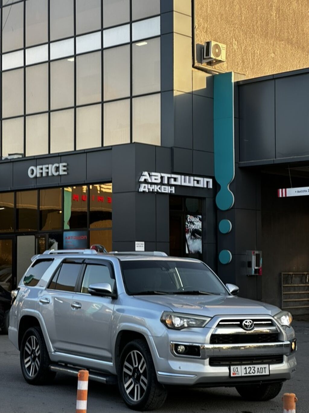 Toyota 4Runner: 2019 г., 4 л, Автомат, Бензин, Внедорожник: фото 3