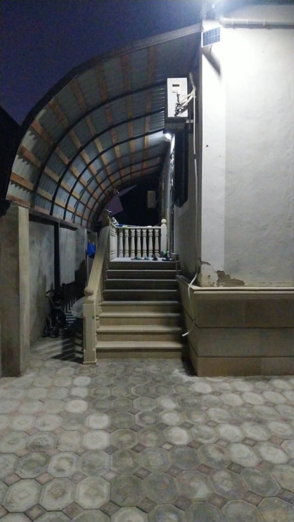 Həyət evi – Yaşıl dərədə yerləşir. 3 otaqlı evdir. Əşyalı satılır. 2