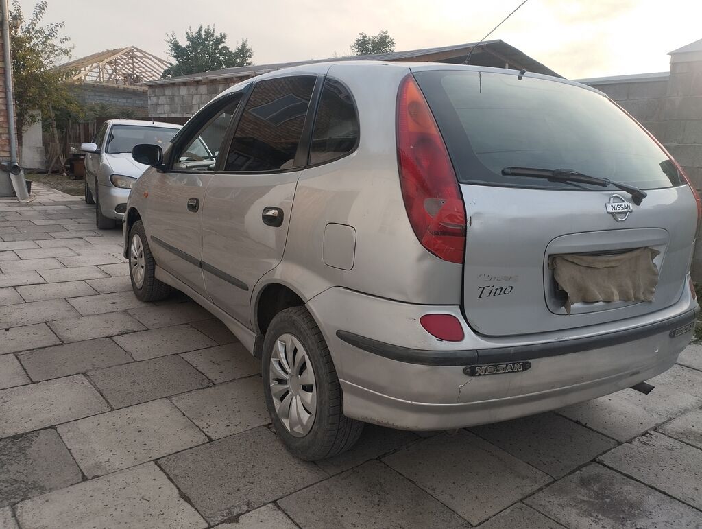 Nissan Almera Tino: 2001 г., 1.8 л, Механика, Газ, Хэтчбэк — фото 4