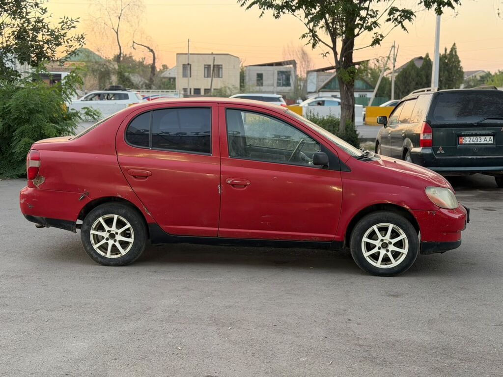 Toyota Echo: 1999 г., 1.5 л, Вариатор, Бензин, Седан: фото 5