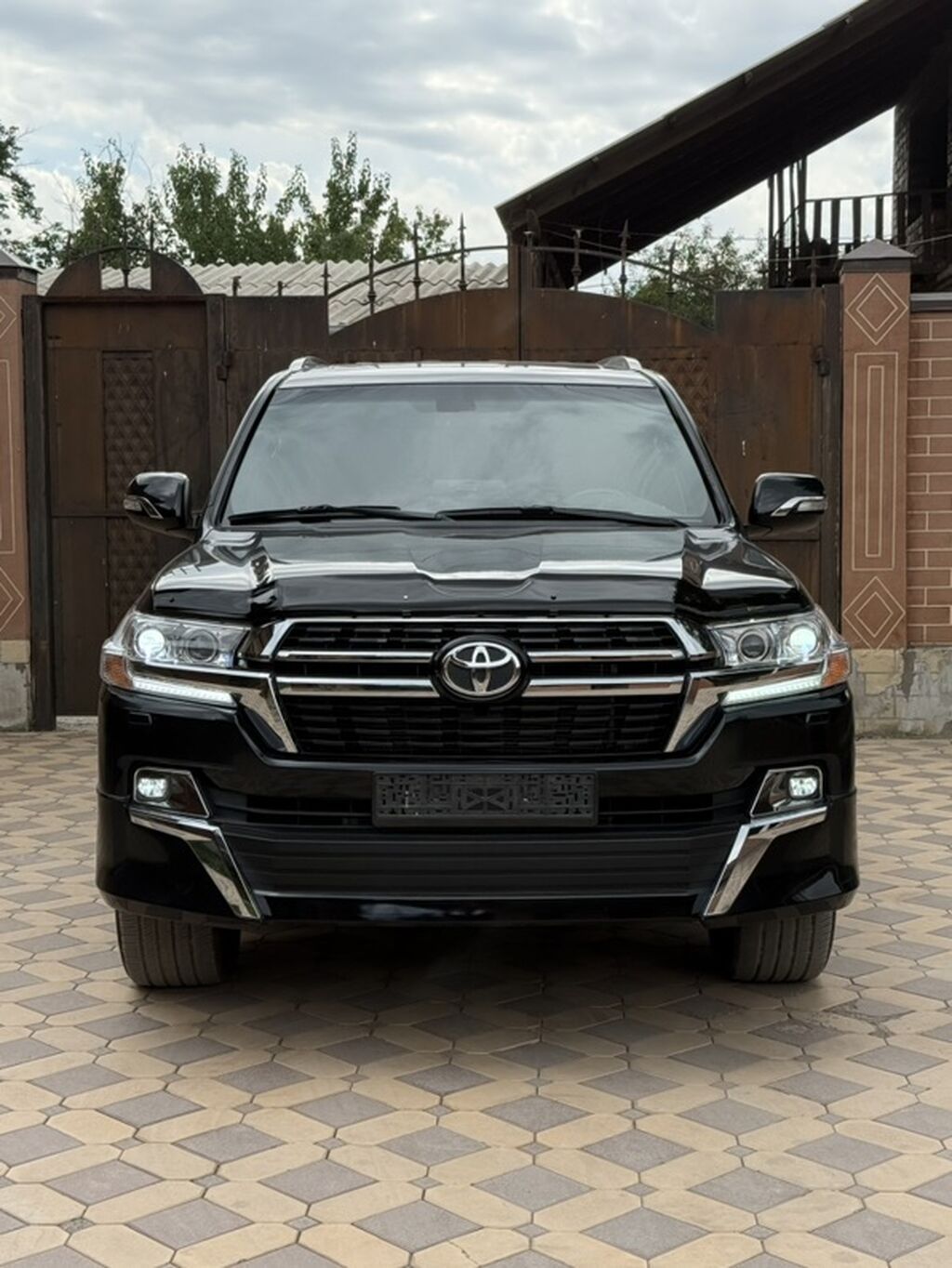 Toyota Land Cruiser: 2017 г., 5.7 л, Автомат, Бензин, Внедорожник: фото 2