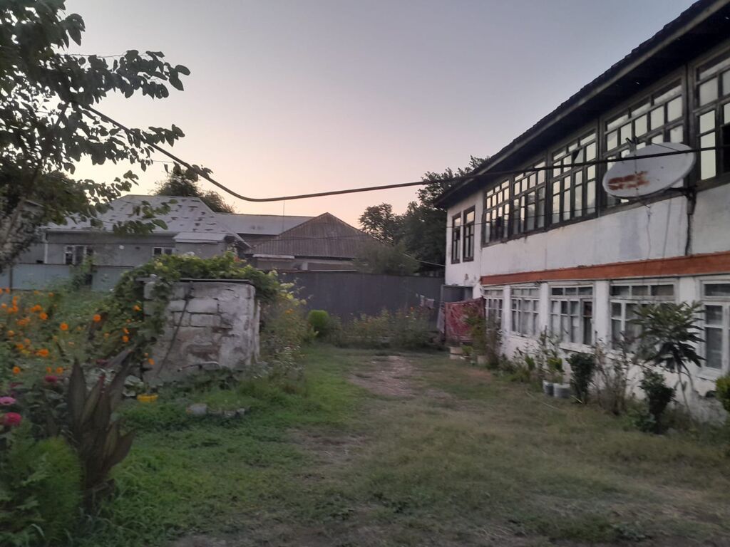 Satılır geniş həyəti var iki lərtəbə köhnə tikili var bağı var əlavə