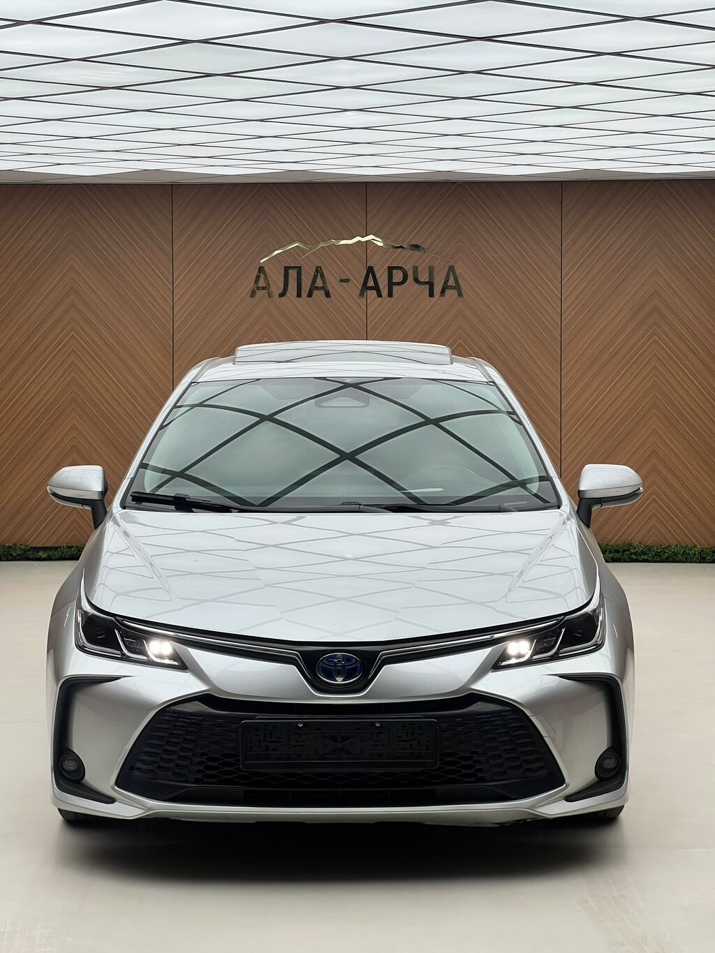 Toyota Corolla: 2023 г., 1.8 л, Вариатор, Гибрид, Седан: фото 1