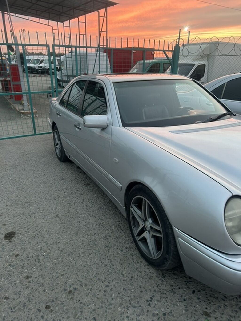 Mercedes-Benz E-Class: 1998 г., 4.3 л, Автомат, Седан: фото 3