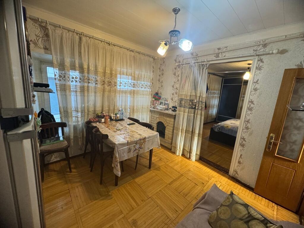 6 otaqlı, 216 kv. m, Orta təmir