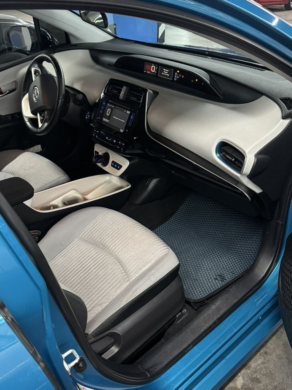 Toyota Prius: 2017 г., 1.8 л, Автомат, Гибрид, Лифтбек: фото 7