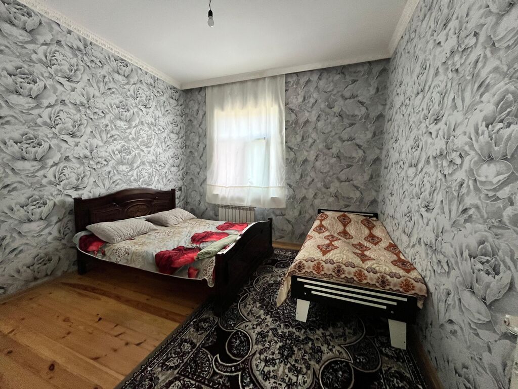 Qebelede gunluk kirayr ev İcarəyə verilir: həyətyanı sahəsi və hovuzu