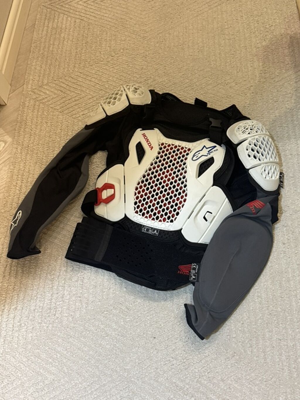 Мотозащита Alpinestars x Honda — бронежилет/черепаха с полной защитой: фото 1