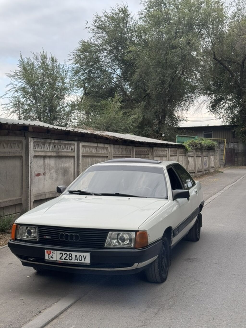 Audi 100: 1990 г., 1.8 л, Механика, Бензин, Лифтбек: фото 4