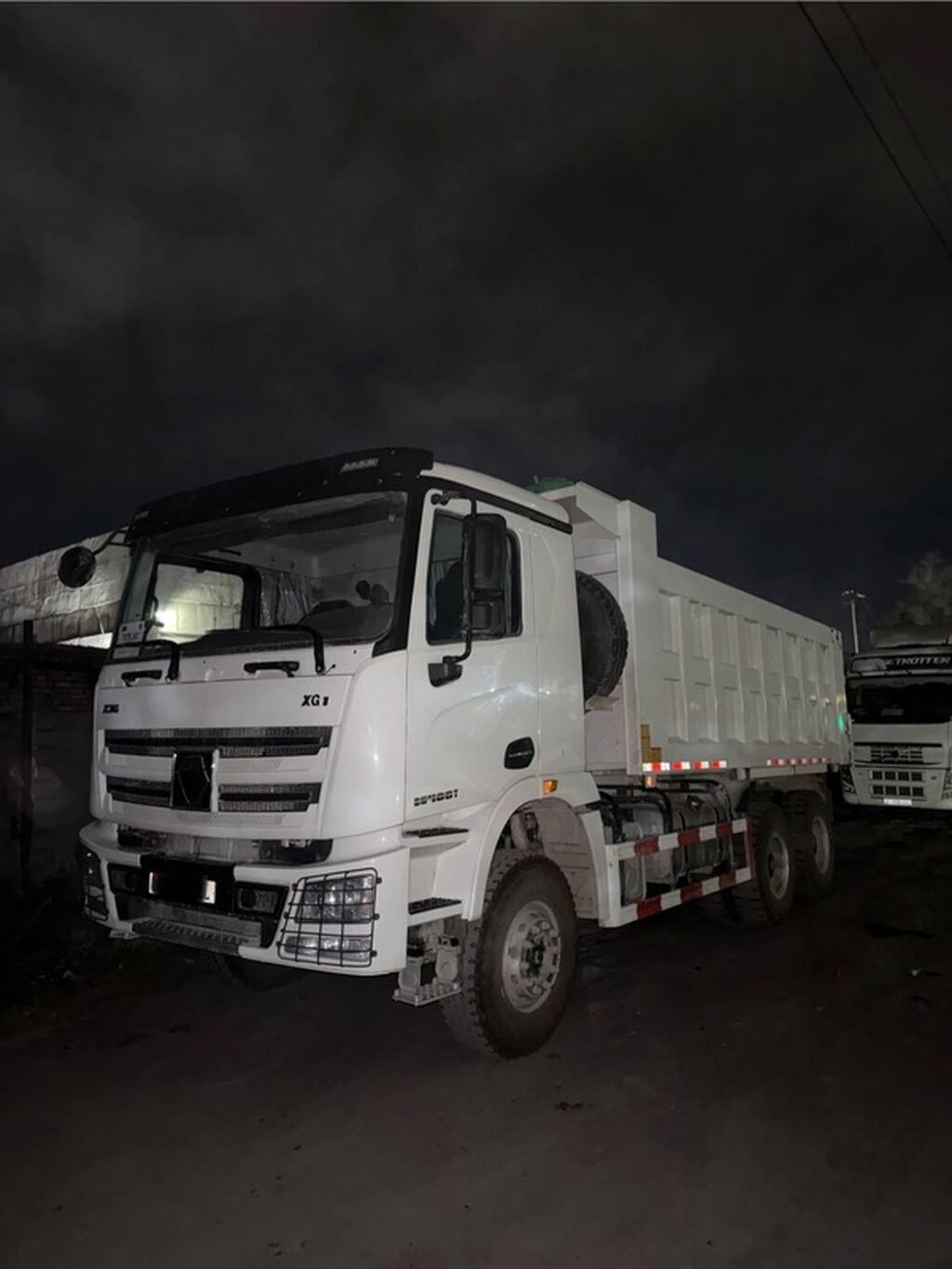Самосвал XCMG XG1 в белом цвете. Трёхосная грузовая техника с: фото 2