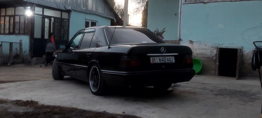 Mercedes-Benz W124: 1994 г., Механика, Седан: фото 3