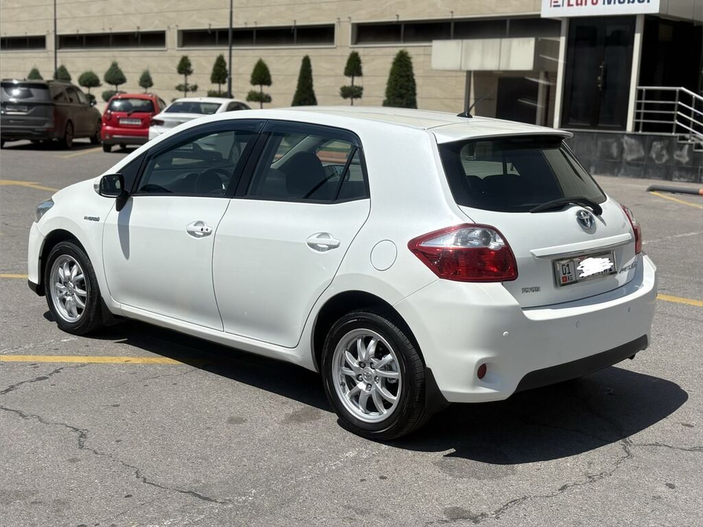 Toyota Auris: 2011 г., 1.8 л, Вариатор, Гибрид, Хэтчбэк: фото 4