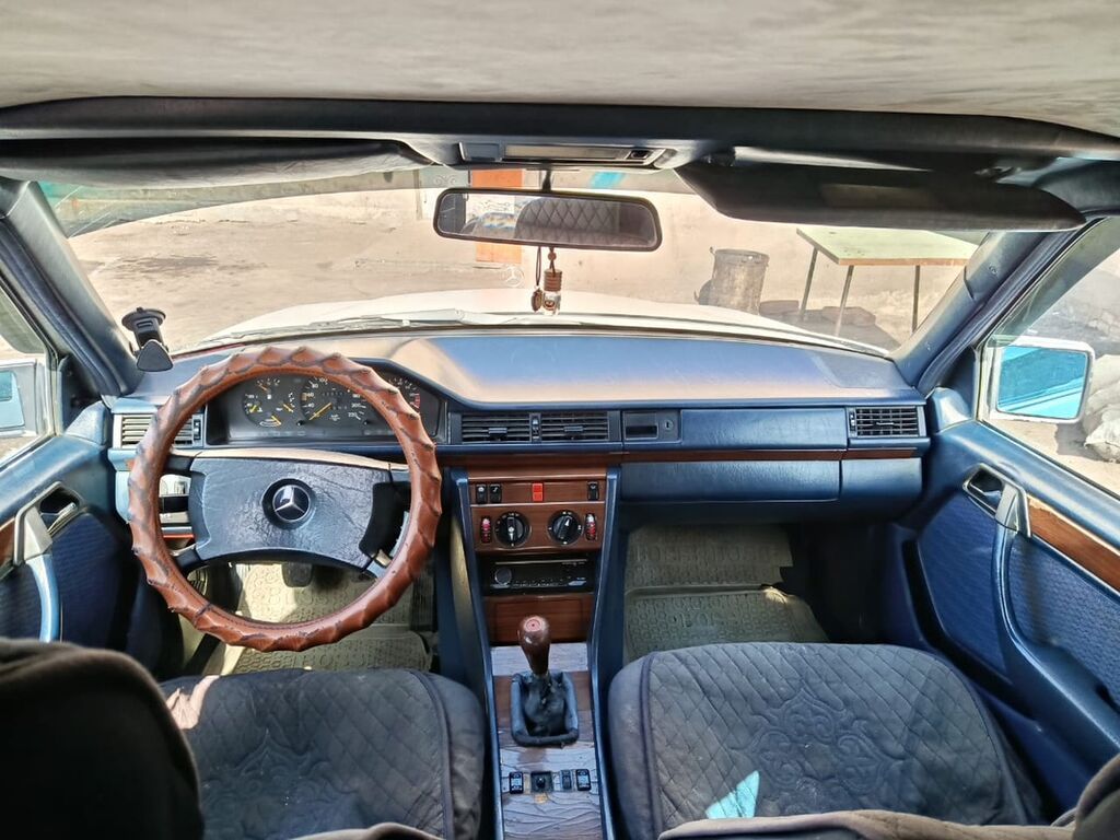 Mercedes-Benz W124: 1990 г., 2 л, Механика, Седан: фото 2