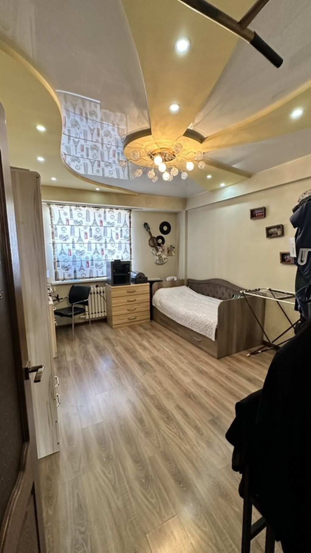 Просторная спальня с авторским потолком и точечным освещением. Большая: фото 7