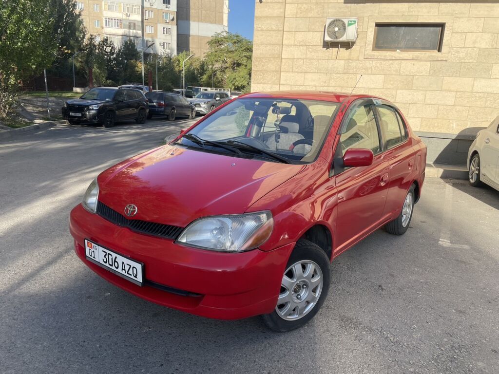 Toyota Echo: 2001 г., 1.5 л, Автомат, Бензин, Седан: фото 1